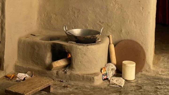 एक समय था जब गांवों में लोग मिट्टी के चूल्हों पर खाना बनाया करते थे. लेकिन अब वहां भी कम घरों में ही ऐसा देखने को मिलता है.