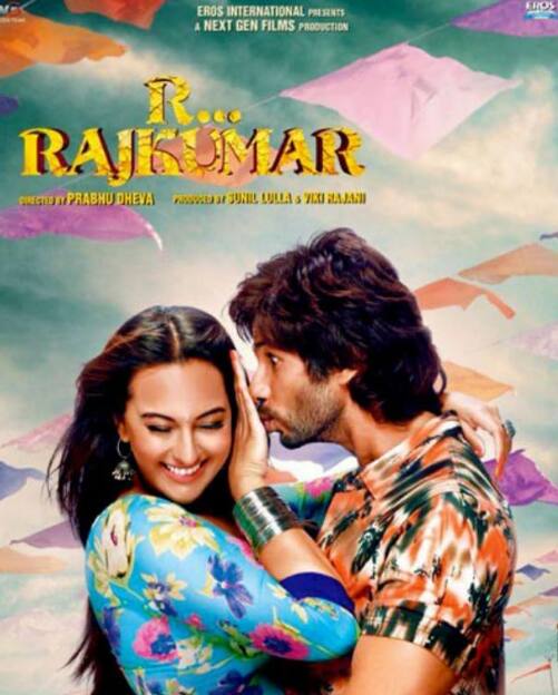 दरअसल इंटरनेट पर मौजूद रूमर्स के मुताबिक शाहिद और सोनाक्षी ने साल 2013 में फिल्म आर राजकुमार में काम किया था. इस दौरान दोनों एक दूसरे को डेट करने लगे थे. उस दौरान शाहिद भी सिंगल थे और फिल्म में काम करने के दौरान सोनाक्षी से उनकी आंखें चार हो गई थी. हालांकि इनका रिश्ता ज्यादा दिन नहीं चला और इनके रास्ते जुदा हो गए. ऐसे में सोनाक्षी की शादी में शाहिद को नहीं बुलाया जाएगा.