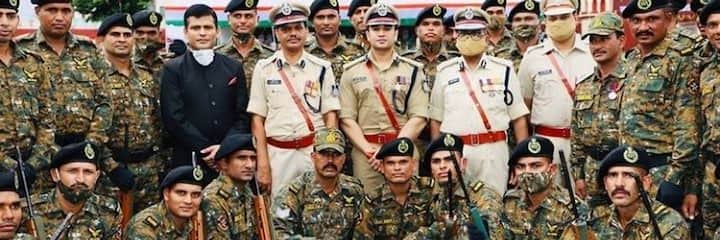 छिंदवाड़ा के डीआईजी सचिन कुमार अतुलकर देश के ऐसे आईपीएस अधिकारियों में शामिल है जो किसी फिल्मी हीरो से काम नहीं दिखते हैं. 21 साल की उम्र में सचिन कुमार अतुलकर ने यूपीएससी की परीक्षा क्रैक कर दी थी. श्री अतुलकर शारीरिक रूप से भी काफी फिट है.