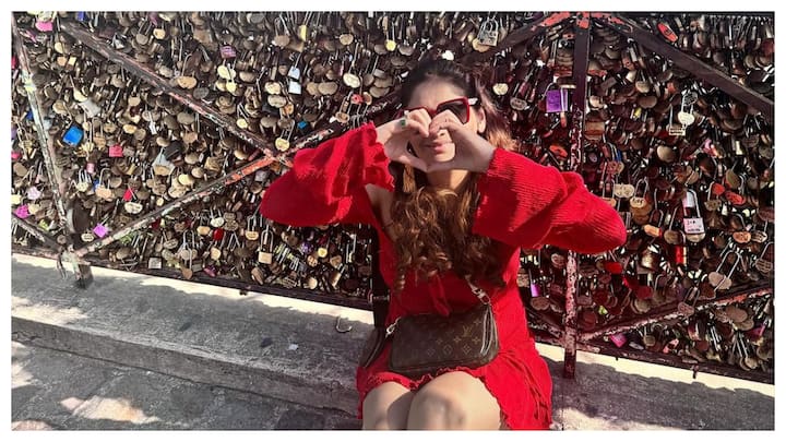Actress Arti Singh, who is currently on her honeymoon in Europe with her husband Dipak Chauhan, shared pictures from the famous 