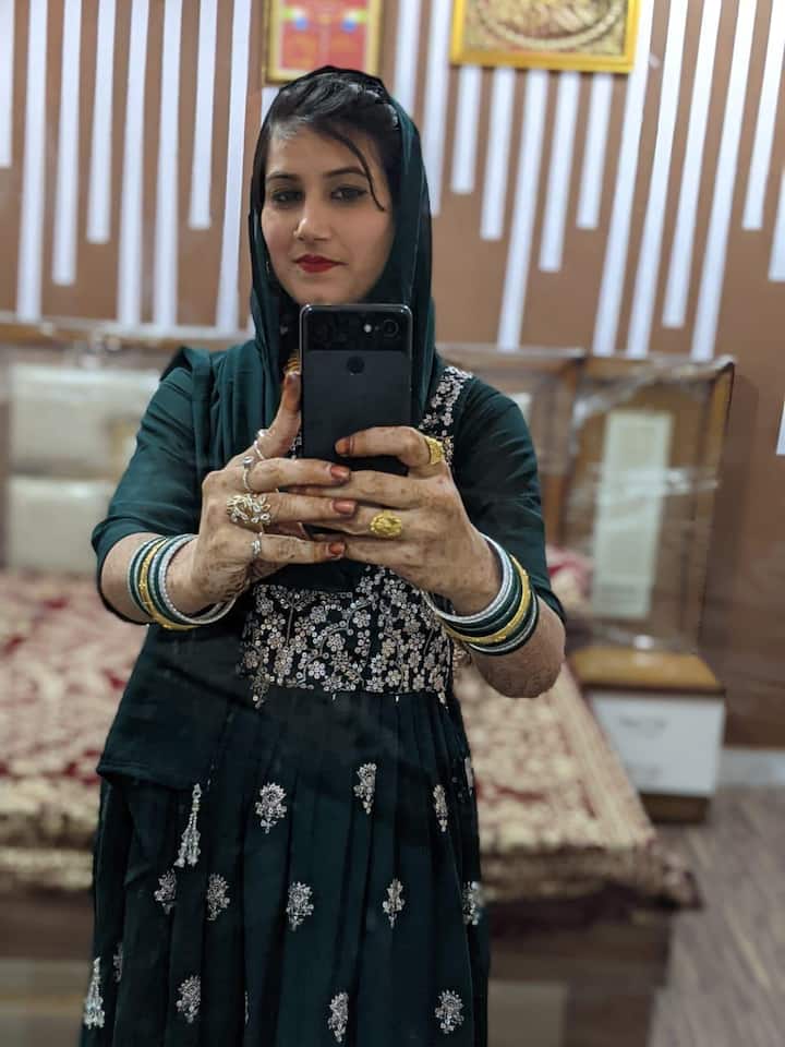 मौके पर पहुंची दमकल की गाड़ियों ने आग बुझाना शुरू किया. कड़ी मशक्कत के बाद आग पर काबू पाया गया. इसके बाद फायर विभाग के कर्मचारियों ने मकान में पांच लाश बरामद की है, जिसमें दो महिला एक पुरुष दो बच्चे थे.