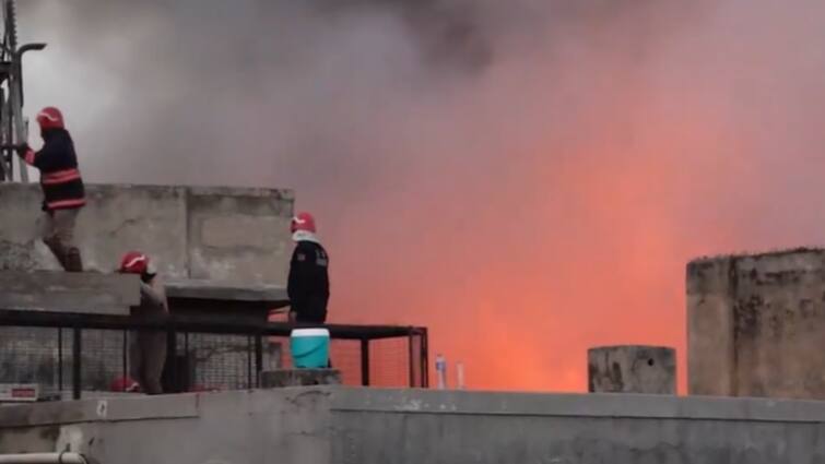 Delhi fire breaks out in chandni chowk marwadi katra 14 Fire Tenders Rushed To Spot Fire Breaks Out In Delhi's Chandni Chowk Market Area, 40 Fire Tenders Rushed To Spot