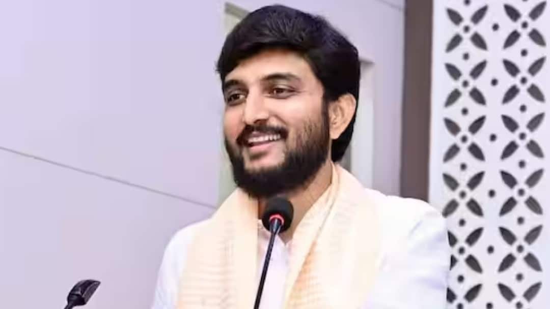 Nashik Teachers Constituency Election 2024 : 'काळ कसोटीचा, पण आमचा वारसा संघर्षाचा'; धाडसत्रानंतर विवेक कोल्हेंची पहिली प्रतिक्रिया Nashik Teachers Constituency Election 2024 independent candidate Vivek Kolhe s First reaction on State Excise Department raid on institutions maharashtra marathi news Nashik Teachers Constituency Election 2024 : 'काळ कसोटीचा, पण आमचा वारसा संघर्षाचा'; धाडसत्रानंतर विवेक कोल्हेंची पहिली प्रतिक्रिया