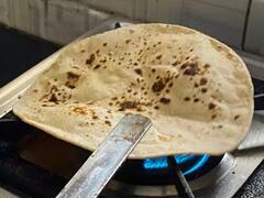 Vastu Tips : काय सांगता? जेवणासाठी पोळ्या मोजून बनवताय? जरा थांबा...पोळीशी संबंधित 'हे' 5 वास्तू नियम जाणून घ्या