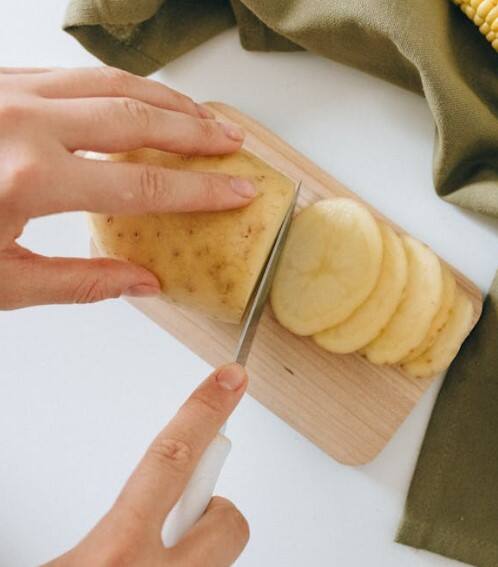 ਬੱਚੇ ਆਲੂ ਆਧਾਰਿਤ ਸਨੈਕਸ ਜਿਵੇਂ ਕਿ ਫਰੈਂਚ ਫਰਾਈਜ਼, ਆਲੂ ਟਿੱਕੀ, ਚਿਪਸ, ਆਲੂ ਪਨੀਰ ਦੀਆਂ ਬੋਲਸ ਆਦਿ ਖਾਣਾ ਪਸੰਦ ਕਰਦੇ ਹਨ। ਬੱਚਿਆਂ ਦੀ ਗਰਮੀ ਦੀ ਛੁੱਟੀਆਂ ਚੱਲ ਰਹੀਆਂ ਹਨ। ਇਸ ਲਈ ਰੋਜ਼ਾਨਾ ਕੁੱਝ ਨਾ ਕੁੱਝ ਖਾਣ ਦੀ ਫਰਮਾਇਸ਼ ਕਰ ਲੈਂਦੇ ਹਨ।