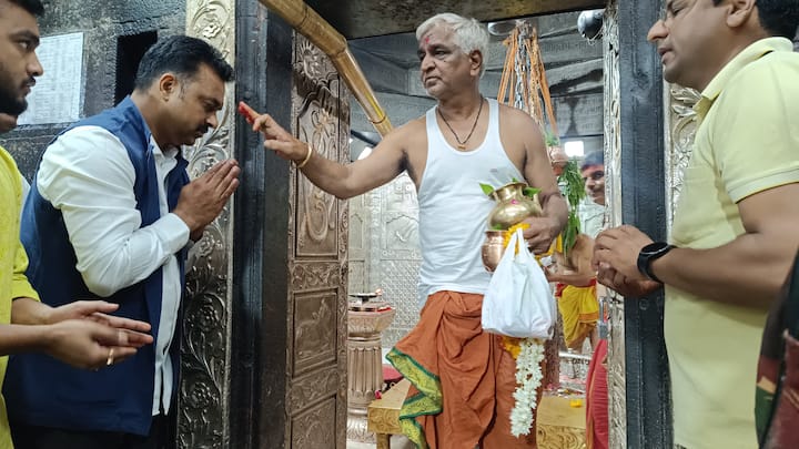 महाकालेश्वर मंदिर समिति के अधिकारियों ने बताया कि केंद्रीय ग्रामीण और राज्य विकास राज्य मंत्री कमलेश पासवान के मंदिर आने की सूचना मिलने के बाद प्रोटोकॉल से दर्शन की व्यवस्था की गई. पंडित महेश पुजारी ने बताया कि आज कमलेश पासवान की पूजा कराई गई.