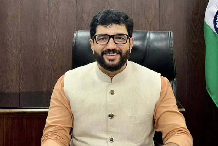 पुणे लोकसभा मतदारसंघातून माजी महापौर मुरलीधर मोहोळ विजयी झाले आहेत. मुरलीधर मोहोळ यांनी काँग्रेसचे उमेदवार आमदार रवींद्र धंगेकर यांना पराभूत केलं. मुरलीधर मोहोळ यांना केंद्रात राज्यमंत्रिपद मिळालं आहे.  भाजपचे जिल्ह्यात दोन खासदार आहेत.