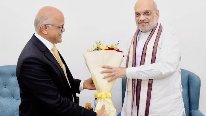 NIA Director General Sadanand Date today met Union Home Minister and Cooperation Minister Amit Shah and congratulated him for his next tenure.