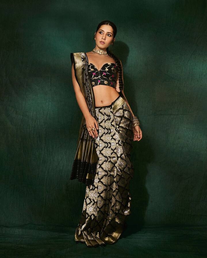 ఫొటోల్లో ఫోకస్ మొత్తం నడుము పైనే పెట్టింది
