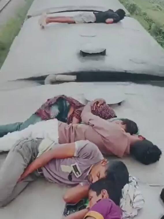 ट्रेन की छत पर दिखा जानलेवा मंजर, सोते दिखे कई लोग