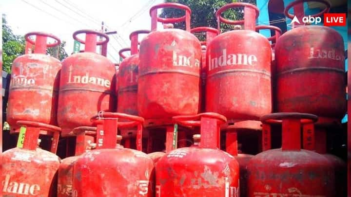 Cheapest Gas Cylinder: भारत में लगभग सभी लोग अपने घरों में गैस सिलेंडर का इस्तेमाल करते हैं. लेकिन क्या आपको पता है सबसे सस्ता गैस सिलेंडर कहां मिलता है और क्या है उसकी कीमत.