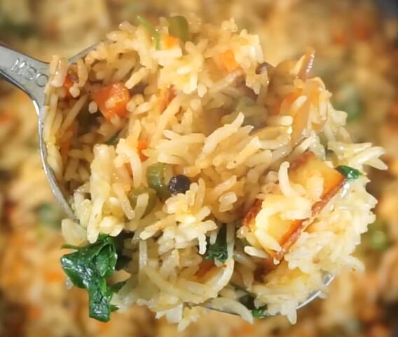 செய்முறை : ஒரு கடாயில் சிறிதளவு எண்ணெய் ஊற்றி பனீரை பொன்னிறமாக வறுத்து எடுத்துக் கொள்ளவும்.