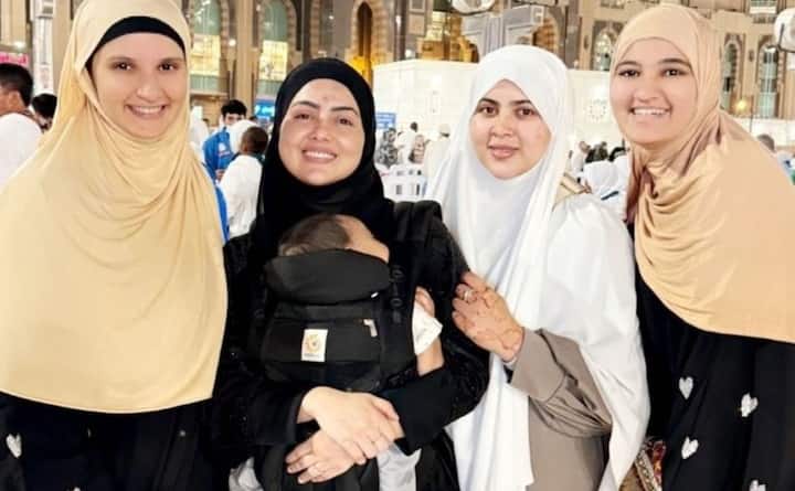 सानिया मिर्जा इन दिनों खूब सुर्खियां बटोर रही हैं. ऐसा इसलिए क्योंकि सानिया मिर्जा अपनी छोटी बहन अनम मिर्जा के साथ हज के लिए गई हैं. जिसकी तस्वीरें सोशल मीडिया पर वायरल हो गई हैं.