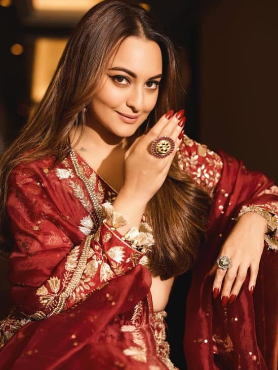 वैसे ये सिर्फ कयास भर हैं सोनाक्षी सिन्हा अपनी शादी में किसे बुलाएंगी या किसे नहीं बुलाएंगीं ये तो वही जानती हैं.. फिलहाल हर किसी को सोनाक्षी और जहीर की शादी का बेसब्री से इंतजार है.