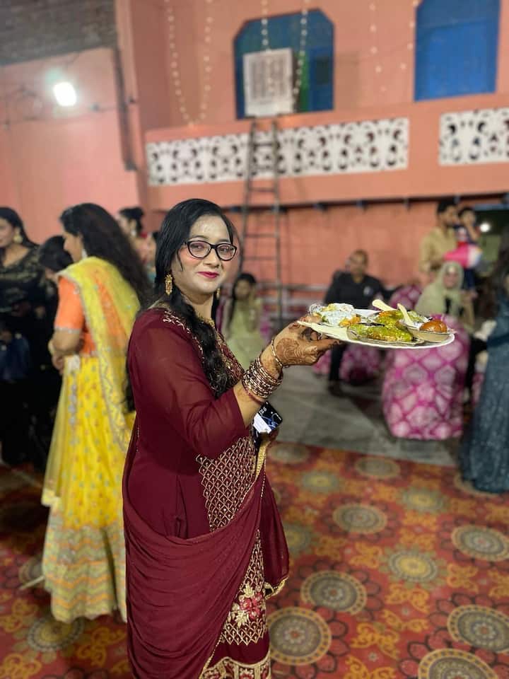 कुछ घायलों को अस्पताल में पहुंचाया गया. इश्तियाक का बेटा साजिद फोम का काम करता है. शॉर्ट सर्किट से आग फोम में लग गई जिससे यह हादसा हुआ है. जिसकी वजह से पूरे मकान को अपने चपेट में ले लिया. आग नीचे तक फैल चुकी थी इसलिए निकलने का प्रयास हो नहीं पाया.