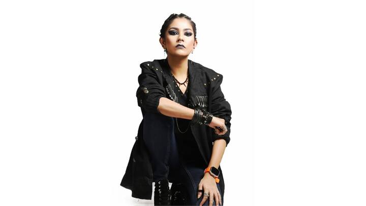 গল্পের ছলেই লেখক জানতে পারে, মোটা টাকার বিনিময়ে ওই পাগলাটে লোকটির একটি পাণ্ডুলিপি ছাপবে একটি সংস্থা। কিন্তু হঠাৎ সমুদ্রের জলে স্নান করতে নেমে তলিয়ে যায় সেই লোক। পাণ্ডুলিপি পড়ে থাকে ব্যর্থ লেখকের হাতে।