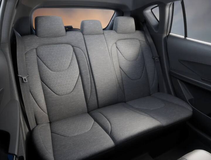 इसमें एक स्ट्रीमलाइंड डिजाइन है, जिसमें एक फ्यूचरिस्टिक फ्रंट-एंड भी है, साथ ही इसमें बड़े 18 इंच के व्हील्स भी हैं. इसमें स्प्लिट LED लाइट डिजाइन एलिमेंट है, जो लगभग MPV जैसा दिखता है.