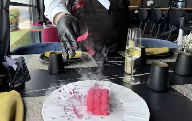 ਜਾਣਕਾਰੀ ਅਨੁਸਾਰ ਤਰਲ ਨਾਈਟ੍ਰੋਜਨ ਨੂੰ ਠੰਡਾ ਪਦਾਰਥ ਮੰਨਿਆ ਜਾਂਦਾ ਹੈ। ਤੁਹਾਨੂੰ ਦੱਸ ਦੇਈਏ ਕਿ ਸਾਡੇ ਵਾਯੂਮੰਡਲ ਵਿੱਚ ਨਾਈਟ੍ਰੋਜਨ ਭਰਪੂਰ ਮਾਤਰਾ ਵਿੱਚ ਮੌਜੂਦ ਹੈ। ਇਸ ਦੇ ਨਾਲ ਹੀ ਧਰਤੀ ਦਾ ਅੱਠਵਾਂ ਹਿੱਸਾ ਨਾਈਟ੍ਰੋਜਨ ਗੈਸ ਦਾ ਬਣਿਆ ਹੋਇਆ ਹੈ। ਇਹ ਇੱਕ ਰੰਗਹੀਣ ਅਤੇ ਸਵਾਦ ਰਹਿਤ ਗੈਸ ਹੈ।