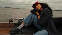 Sobhita Dhulipala Photos: ఒంటరిగా కూర్చుని ఆలోచనలో పడిన తెలుగమ్మాయ్ శోభిత ధూళిపాళ