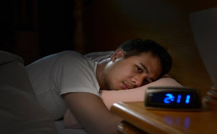 ਸਿਹਤ ਮਾਹਰ ਲਿਨੇਲ ਦਾ ਕਹਿਣਾ ਹੈ ਕਿ ਜੇਕਰ ਤੁਹਾਡੀ ਅਚਾਨਕ ਨੀਂਦ ਖੁੱਲ੍ਹ ਜਾਂਦੀ ਹੈ, ਤਾਂ 15-20 ਮਿੰਟਾਂ ਲਈ ਦੁਬਾਰਾ ਸੌਣ ਦੀ ਕੋਸ਼ਿਸ਼ ਕਰੋ, ਪਰ ਜੇਕਰ ਤੁਸੀਂ ਫਿਰ ਵੀ ਨਹੀਂ ਸੌਂ ਪਾ ਰਹੇ ਹੋ, ਤਾਂ ਬਿਸਤਰ ਤੋਂ ਉੱਠੋ। ਘਰ ਵਿੱਚ ਇੱਕ ਸ਼ਾਂਤ ਜਗ੍ਹਾ ਵਿੱਚ ਬੈਠੋ ਅਤੇ ਕਿਤਾਬ ਪੜ੍ਹੋ, Puzzle ਸਾਲਵ ਕਰੋ ਜਾਂ ਆਡੀਓ ਬੁੱਕ ਸੁਣੋ।  ਬੇਲੋੜੀਆਂ ਚਿੰਤਾਵਾਂ ਨਾ ਕਰੋ, ਜਿਸ ਕਰਕੇ ਨੀਂਦ ਆਉਣ ਵਿੱਚ ਪਰੇਸ਼ਾਨੀ ਹੋ ਸਕਦੀ ਹੈ।