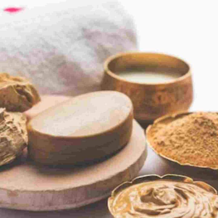 ਗਲੋਇੰਗ ਸਕਿਨ ਲਈ ਔਰਤਾਂ ਹਰ ਮਹੀਨੇ ਪਾਰਲਰ ਜਾ ਕੇ ਹਜ਼ਾਰਾਂ ਰੁਪਏ ਖਰਚ ਕਰਦੀਆਂ ਹਨ ਪਰ ਪਸੀਨੇ ਕਾਰਨ ਉਨ੍ਹਾਂ ਦੀ ਸਾਰੀ ਮਿਹਨਤ ਬੇਕਾਰ ਜਾਂਦੀ ਹੈ। ਅਜਿਹੇ 'ਚ ਤੁਹਾਨੂੰ ਘਰੇਲੂ ਨੁਸਖਿਆਂ ਦੀ ਮਦਦ ਲੈਣੀ ਚਾਹੀਦੀ ਹੈ। ਘਰੇਲੂ ਉਪਚਾਰਾਂ ਦੀ ਗੱਲ ਕਰੀਏ ਤਾਂ ਤੁਸੀਂ ਚਮੜੀ ਦੀ ਦੇਖਭਾਲ ਵਿੱਚ ਮੁਲਤਾਨੀ ਮਿੱਟੀ ਦੀ ਵਰਤੋਂ ਕਰ ਸਕਦੇ ਹੋ। ਤੁਸੀਂ ਇਸ ਨੂੰ ਕਈ ਤਰੀਕਿਆਂ ਨਾਲ ਵਰਤ ਸਕਦੇ ਹੋ। ਆਓ ਜਾਣਦੇ ਹਾਂ ਉਨ੍ਹਾਂ ਤਰੀਕਿਆਂ ਬਾਰੇ ਜਿਨ੍ਹਾਂ ਨਾਲ ਤੁਸੀਂ ਚਮੜੀ ਦੀ ਦੇਖਭਾਲ 'ਚ ਮੁਲਤਾਨੀ ਮਿੱਟੀ ਦੀ ਵਰਤੋਂ ਕਰ ਸਕਦੇ ਹੋ।