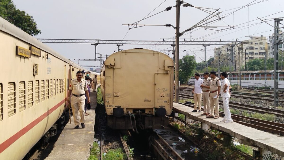 इंदौर में ट्रेन की सफाई के दौरान बोगी में मिला महिला का टुकड़ों में कटा शव, जांच जुटी पुलिस