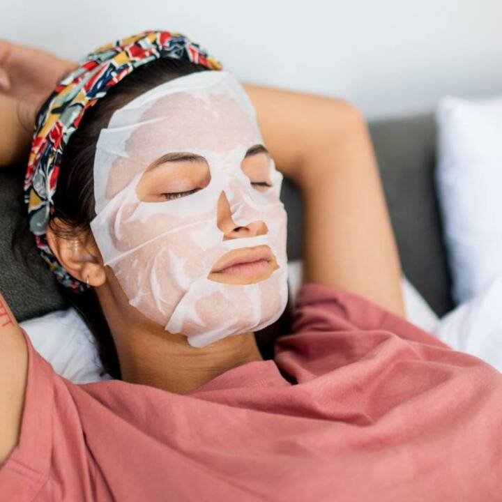 ਗਰਮੀਆਂ ਦੇ ਮੌਸਮ ਵਿੱਚ ਚਮੜੀ ਨੂੰ ਵਾਧੂ ਦੇਖਭਾਲ ਦੀ ਲੋੜ ਹੁੰਦੀ ਹੈ। ਆਮ ਤੌਰ 'ਤੇ ਹਰ ਕੋਈ ਚਾਹੁੰਦਾ ਹੈ ਕਿ ਉਸ ਦੀ ਚਮੜੀ ਚਮਕਦਾਰ ਅਤੇ ਸਿਹਤਮੰਦ ਦਿਖੇ। ਇਸ ਲਈ ਕਈ ਬਿਊਟੀ ਟ੍ਰੀਟਮੈਂਟ ਲਏ ਜਾਂਦੇ ਹਨ ਜਿਸ ਵਿਚ ਫੇਸ ਵਾਸ਼, ਫੇਸ ਪੈਕ, ਫੇਸ਼ੀਅਲ, ਕਲੀਨਅੱਪ ਸ਼ਾਮਲ ਹਨ। ਖੈਰ, ਸ਼ੀਟ ਮਾਸਕ ਨਾਮਕ ਇੱਕ ਤਰੀਕਾ ਵੀ ਹੈ ਜੋ ਸਾਡੀ ਚਮੜੀ ਨੂੰ ਹਾਈਡਰੇਟ ਰੱਖਦਾ ਹੈ ਅਤੇ ਇਸ ਨੂੰ ਸੁਧਾਰਦਾ ਹੈ।