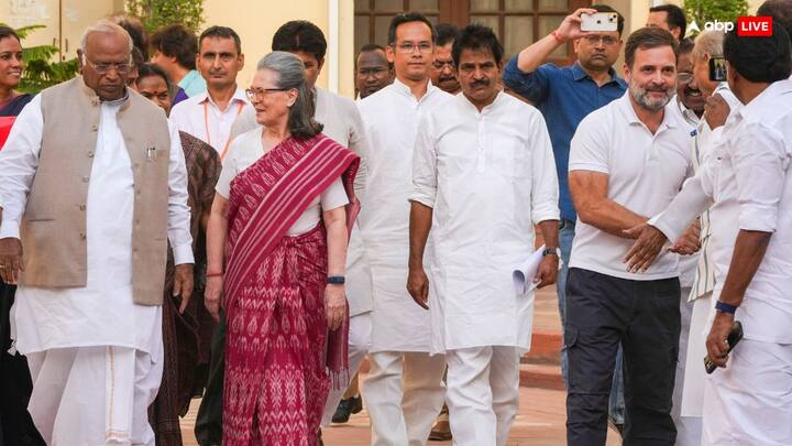 दिलीप सी मंडल के मुताबिक, राहुल गांधी पावर चाहते हैं पर जिम्मेदारी के साथ नहीं. उनकी बहुत अलग रही. वह जब यूपीए-1 और यूपीए-2 में मंत्री बन सकते थे तब वह पर्दे के पीछे से शक्तिशाली बने रहे. हालांकि, किसी विभाग या मंत्रालय में किसी चूक के लिए वह जिम्मेदार नहीं रहे.