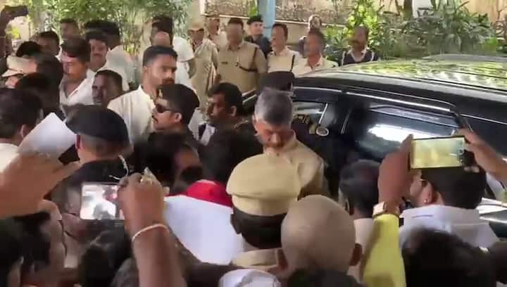 ముఖ్యమంత్రి హోదాలో తొలిసారి చంద్రబాబు కుటుంబ సమేతంగా తిరుమల శ్రీవారిని దర్శించుకున్నారు. ఈ మేరకు ఆలయం అధికారులు ప్రత్యేక ఏర్పాట్లు చేశారు.