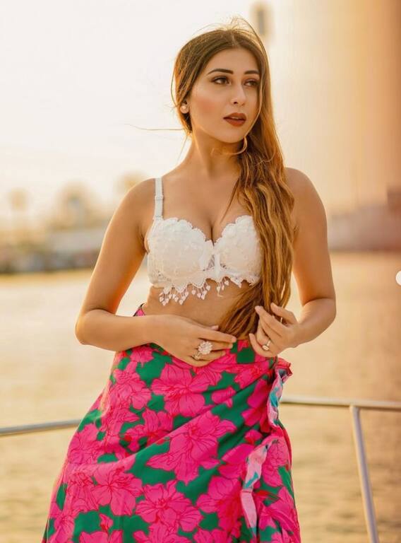 ટીવી સ્ટાર રૂમા શર્માએ ફોટોશૂટ દરમિયાન બતાવી બૉલ્ડનેસ