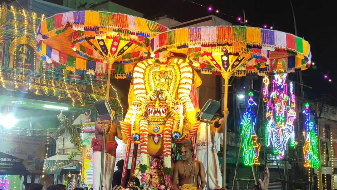 kanchipuram Adhi kamakshi Temple : சிம்ம வாகனத்தில் கம்பீரமாக பக்தர்களுக்கு காட்சியளித்த ஆதி காமாட்சி..! காஞ்சியில் குவிந்த பக்தர்கள்..!
