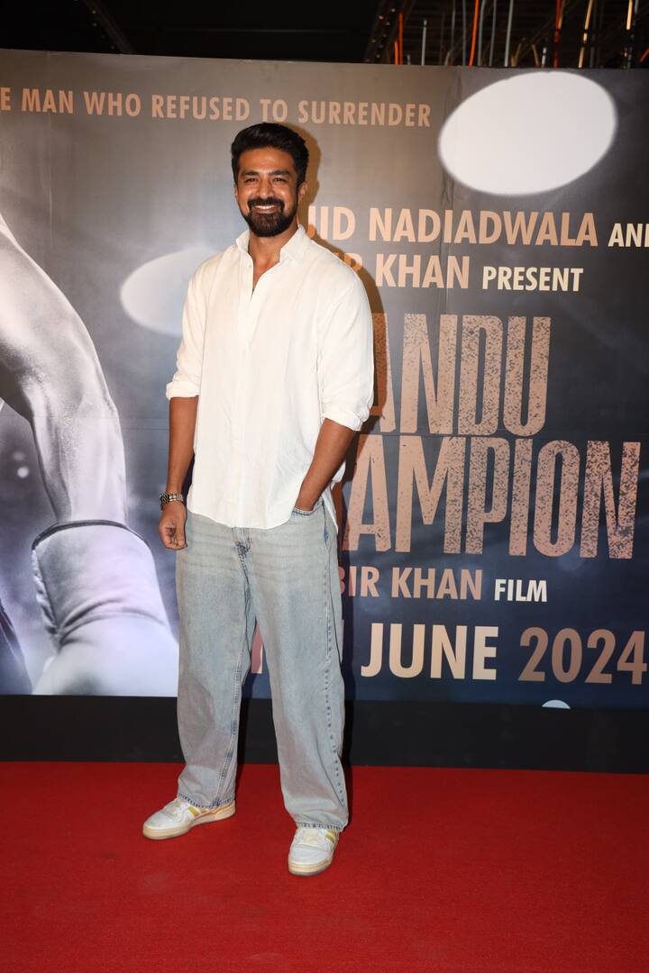 बॉलीवुड के डेशिंग एक्टर साकिब सलीम भी ‘चंदू चैंपियन’ की स्क्रीनिंग में शामिल हुए.
