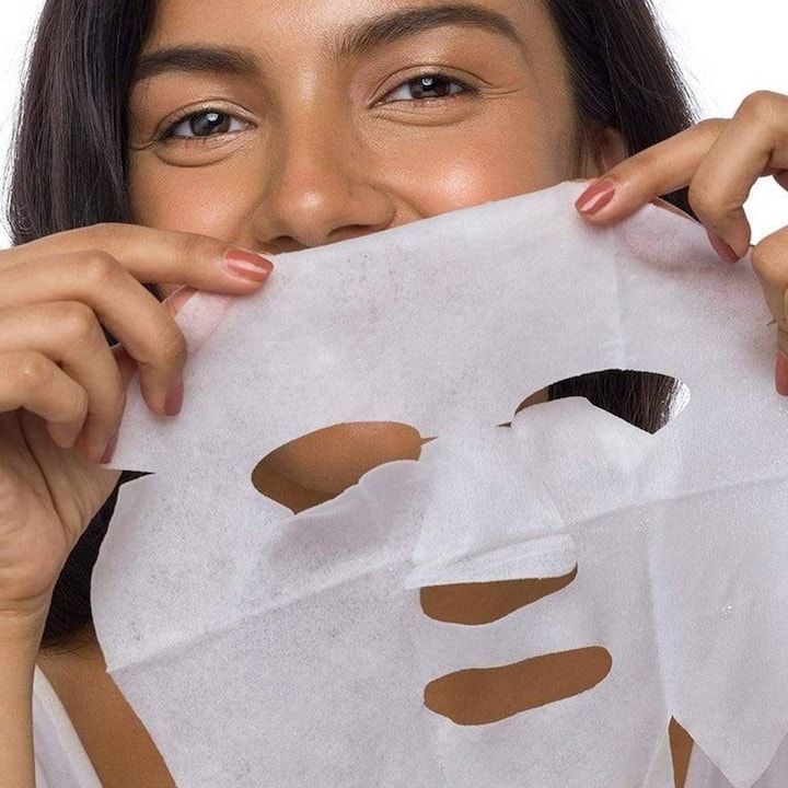 Sheet Mask : ਗਰਮੀਆਂ 'ਚ ਚਮੜੀ ਦਾ ਰੰਗ ਗੁਆਉਣ ਦਾ ਸਭ ਤੋਂ ਵੱਡਾ ਡਰ ਹੁੰਦਾ ਹੈ।  ਤੇਜ਼ ਸੂਰਜ ਦੀ ਰੌਸ਼ਨੀ ਤੇ ਯੂਵੀ ਕਿਰਨਾਂ ਦੇ ਮਾੜੇ ਪ੍ਰਭਾਵ ਸਾਡੀ ਚਮੜੀ ਦੇ ਸੈੱਲਾਂ ਨੂੰ ਨੁਕਸਾਨ ਪਹੁੰਚਾਉਂਦੇ ਹਨ ਅਤੇ ਉਨ੍ਹਾਂ ਨੂੰ ਹਨੇਰਾ ਬਣਾਉਂਦੇ ਹਨ।