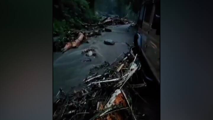 ১০ নম্বর জাতীয় সড়ক হল দেশের অন্য প্রান্তের সঙ্গে সিকিমের যোগাযোগের প্রধান রাস্তা। তাই এটি বন্ধ হয়ে যাওয়া যান চলাচল পুরোপুরি স্তব্ধ হয়ে গেছে।