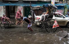 West Bengal Weather Update : দুপুর গড়াতেই কালো হবে আকাশ, শুরু হবে তুমুল দুর্যোগ, কোন কোন জেলায় আজ বৃষ্টি?