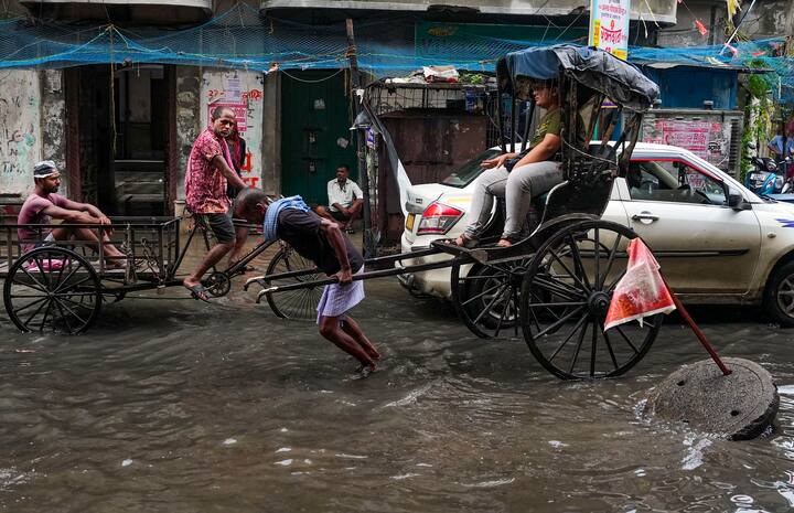 আজ, বৃহস্পতিবারও একাধিক জেলায় বৃষ্টি হবে বলে জানিয়েছে আবহাওয়া অফিস। তবে গরম কমার ইঙ্গিত নেই। তাপমাত্রায় সাময়িকভাবে সামান্য স্বস্তি আসতে পারে। আগামী কাল,শুক্রবার বিক্ষিপ্ত বৃষ্টির সঙ্গে সঙ্গে তাপপ্রবাহেরও ইঙ্গিত আছে।