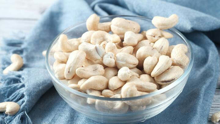 ছবি সৌজন্যে- Pexels। কাজুবাদামের মধ্যে থাকা জিঙ্ক এবং ম্যাগনেসিয়াম রেটিনার স্বাস্থ্যের সার্বিক ভাবে খেয়াল রাখে। আর চোখের রেটিনা ভাল থাকলে দৃষ্টিশক্তিতে কোনও সমস্যা হবে না।