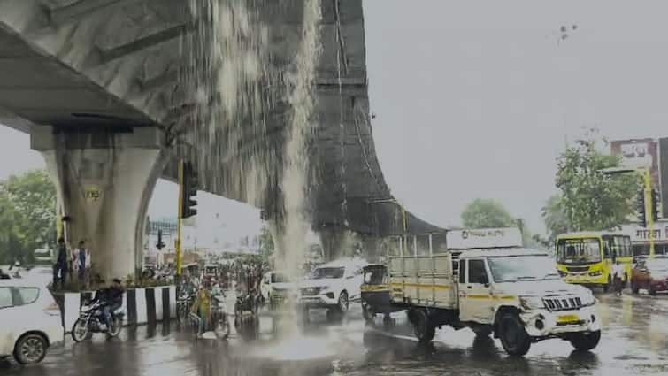 Nashik Rain Update Waterfalls fell on the road from the flyover due to National Highway Authority s mismanagement Maharashtra Marathi News नाशकात जोर'धार', राष्ट्रीय महामार्ग प्राधिकरणाच्या गलथान कारभारामुळे उड्डाण पुलावरून रस्त्यावर कोसळले धबधबे