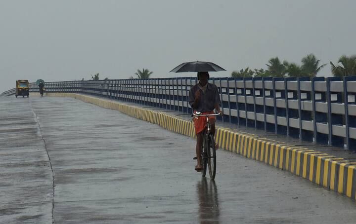 আজ , বৃহস্পতিবার সকালে প্রবল গরম থাকলেও বিকেলের পর থেকে আবহাওয়ার পরিবর্তন হবে। বর্ধমান ও পশ্চিম মেদিনীপুরে তাপপ্রবাহর সতর্কতা রয়েছে। দুপুরের পর থেকে বেশ কয়েক জেলায় বজ্রবিদ্যুৎ-সহ ঝড়বৃষ্টি হতে পারে ।