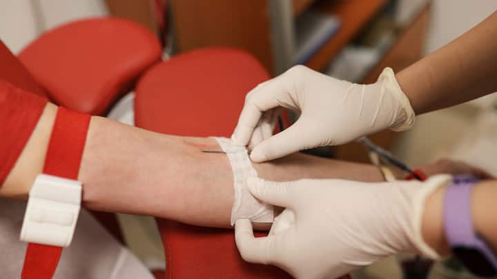 Boost new blood cell production- Blood donation may promote the production of new blood cells. When you donate blood, your body’s system may start working within 48 hours of donation with the help of bone marrow. New blood cells are generated whereas all the lost red blood cells are replaced within a span of 30 to 60 days. Hence, donating blood may prove beneficial for your health. (Image Source: Canva)