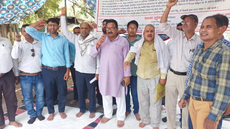 UP Teachers Government Colleges Strike at the Directorate of Education regarding various demands Prayagraj ANN आंदोलन की राह पर हैं यूपी के सरकारी टीचर्स, शिक्षा निदेशालय पर चार दिनों से चल रहा है अनशन
