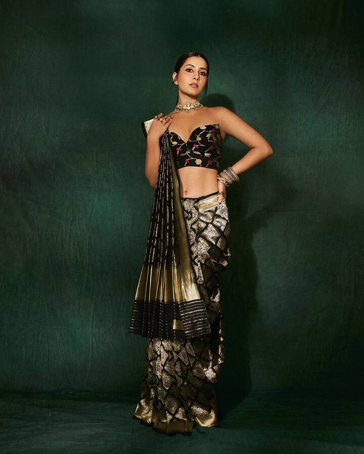 ఈ మధ్య రాశీ కెరీర్ స్లో అయింది.. పక్కా కమర్షియల్, థ్యాంక్యూ సినిమాల్లో నటించిన ఈ బ్యూటీ కొత్త అవకాశాల కోసం ట్రై చేస్తోంది.. అందుకే సోషల్ మీడియా వేదికగా అందంతో గాలం వేస్తోంది