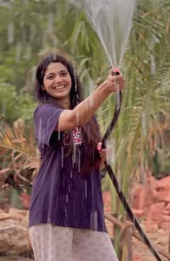 Pooja Sawant :'कोकणची चेडवा हो नाखवा...', अभिनेत्री पूजा सावंत लग्नानंतर पहिल्यांदाच पोहचली कोकणात