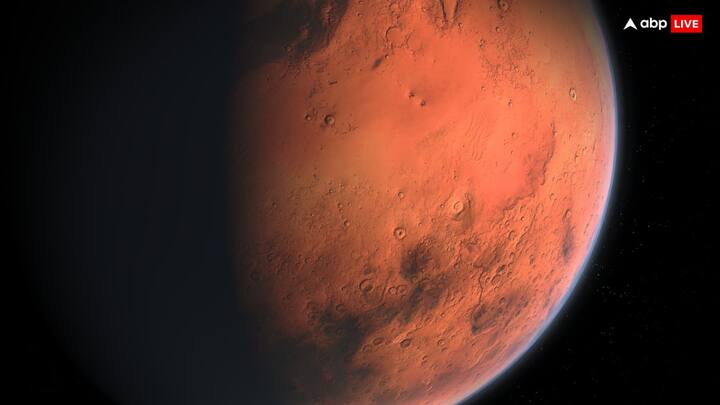 Mars Latest News: नासा के मुताबिक, मंगल ग्रह की सतह भूरे, सुनहरे और टैन कलर की है, जबकि दूर से देखने पर यह लाल (चट्टानों, रेजोलिथ और धूल में लोहे के ऑक्सीडाइजेशन) जैसा नजर आता है.