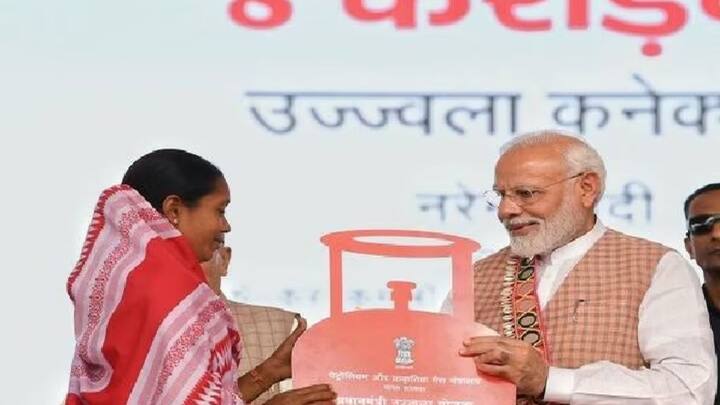 प्रधानमंत्री उज्ज्वला योजना के तहत सरकार पात्रता प्राप्त लाभार्थियों को फ्री में गैस सिलेंडर कनेक्शन मुहैया करवाती है. भारत में करोड़ों लोग इस योजना का लाभ ले चुके हैं.
