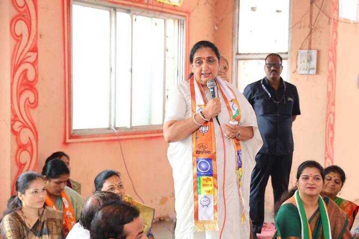 प्रफुल पटेल यांनी राज्यसभेच्या खासदारकीचा राजीनामा देत नव्यानं राज्यसभा निवडणूक लढवली होती. प्रफुल पटेल यांच्या राजीनाम्यानं रिक्त झालेल्या जागेवर सुनेत्रा पवार यांनी अर्ज दाखल केला. राज्यसभेच्या एका जागेसाठी केवळ एक अर्ज दाखल झाल्यानं त्यांची बिनविरोध निवड झाली. सुनेत्रा पवार यांनी बारामती लोकसभेची निवडणूक सुप्रिया सुळे यांच्या विरोधात लढवली होती. पुणे जिल्ह्यातील खासदारांची संख्या आता 7 वर पोहोचली आहे. राज्यातील इतर जिल्ह्यापेक्षा सर्वाधिक खासदार पुणे जिल्ह्यातून आहेत.
