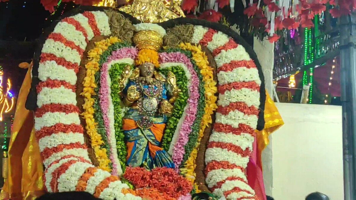 kanchipuram Adhi kamakshi Temple : சிம்ம வாகனத்தில் கம்பீரமாக பக்தர்களுக்கு காட்சியளித்த ஆதி காமாட்சி..! காஞ்சியில் குவிந்த பக்தர்கள்..!