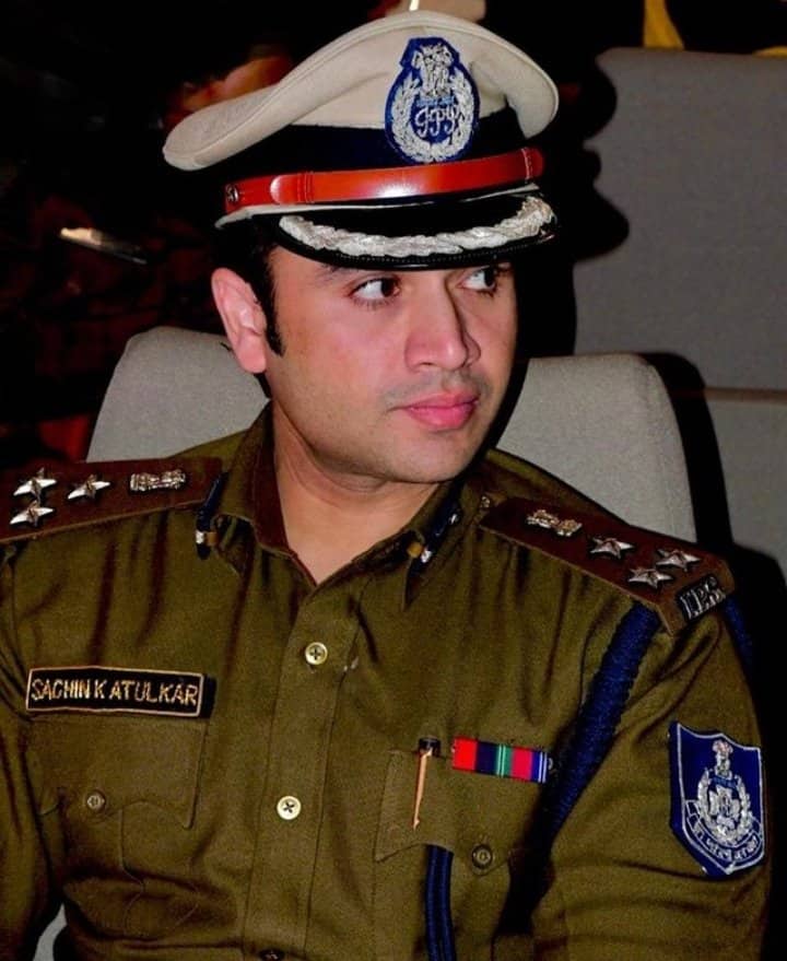 आईपीएस अधिकारी सचिन कुमार अतुलकर मध्य प्रदेश के पूर्व गृहमंत्री भूपेंद्र सिंह के जिले सागर में साढ़े तीन साल तक पदस्थ रहे.  इसके बाद वे उज्जैन में 3 साल तक पुलिस अधीक्षक के रूप में कार्य करते रहे. इस दौरान उन्होंने एक दर्जन से ज्यादा एनकाउंटर किए. उनकी सोशल मीडिया पर भी काफी लोकप्रियता है जिसकी वजह से फर्जी आईडी भी सक्रिय है. 