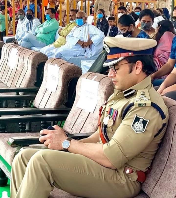 फेसबुक, इंस्टाग्राम सहित किसी भी सोशल मीडिया पर अगर नजर दौड़ाई जाए तो डीआईजी सचिन कुमार अतुलकर की नाम से दर्जनों फर्जी आईडी बनी हुई है. इन्हें में एक फर्जी आईडी के माध्यम से महिला को झांसा देकर बदमाश द्वारा दुष्कर्म जैसी वारदात को अंजाम दे दिया गया है.