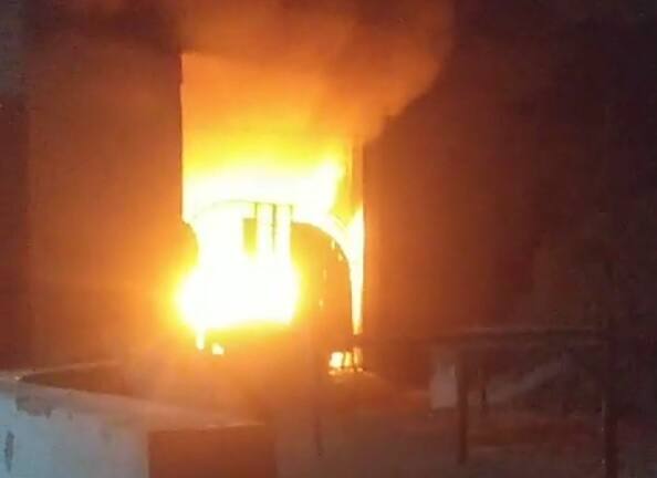 उत्तर प्रदेश स्थित गाजियाबाद थाना लोनी बॉर्डर क्षेत्र के बेहटा हाजीपुर में आग लगने से एक ही परिवार के 5 लोगों की मौत हो गई. बेहटा हाजीपुर गांव में तीन मंजिला मकान में भीषण आग लगी. मरने वालों में 28 वर्षीय फरहीन, 7 माह का शीष, 30 वर्षीय नाजरा, 30 वर्षीय सैफुर, 35 वर्षीय रहमान और 8 वर्षीय इकरा शामिल हैं.